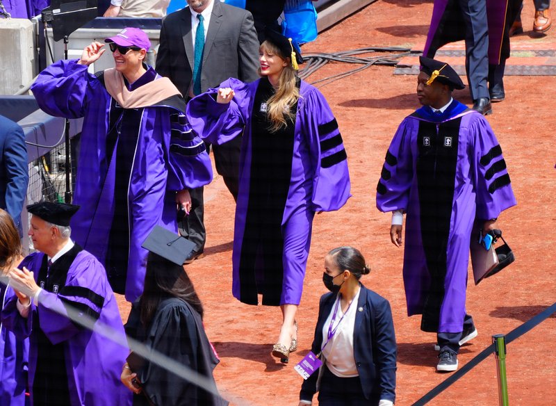 Taylor Swift at NYU Graduation Ceremony Class of 2022 — photo 177