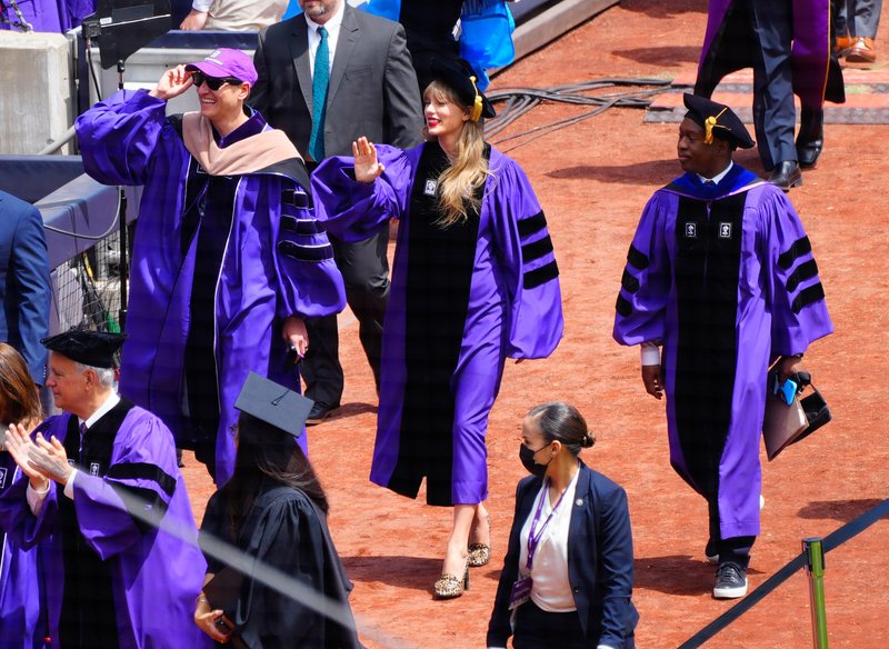 Taylor Swift at NYU Graduation Ceremony Class of 2022 — photo 178
