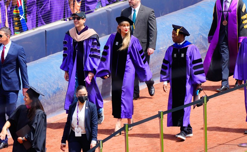 Taylor Swift at NYU Graduation Ceremony Class of 2022 — photo 179
