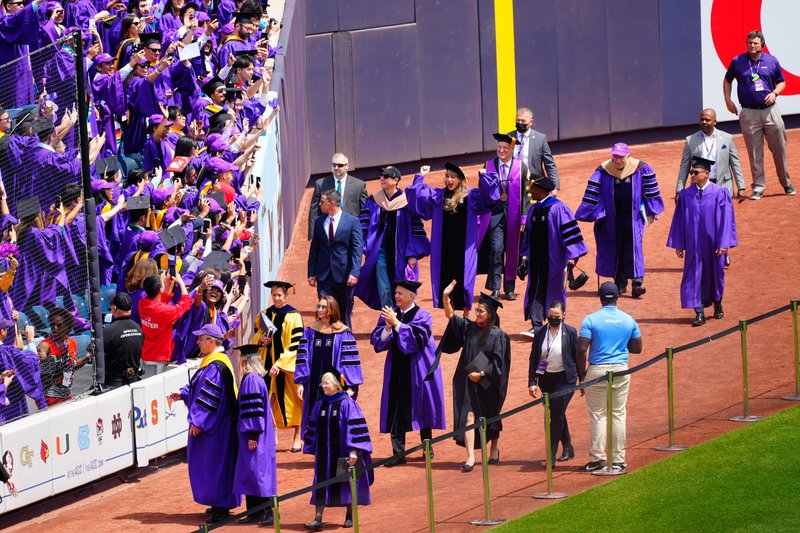 Taylor Swift at NYU Graduation Ceremony Class of 2022 — photo 180