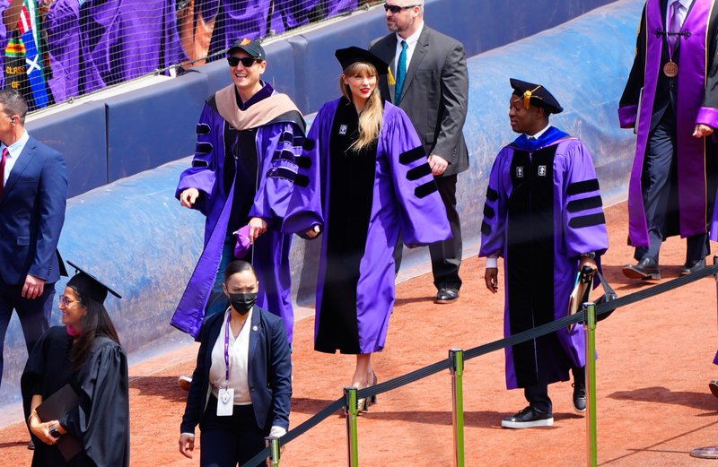Taylor Swift at NYU Graduation Ceremony Class of 2022 — photo 181