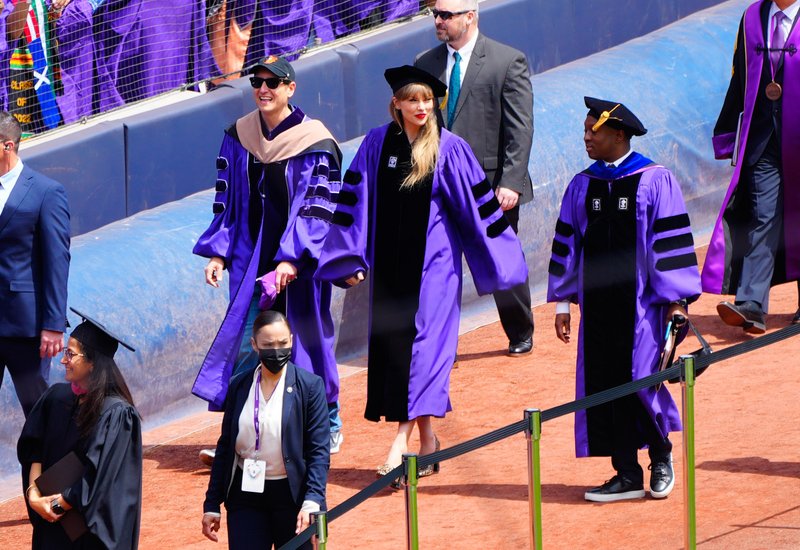 Taylor Swift at NYU Graduation Ceremony Class of 2022 — photo 182