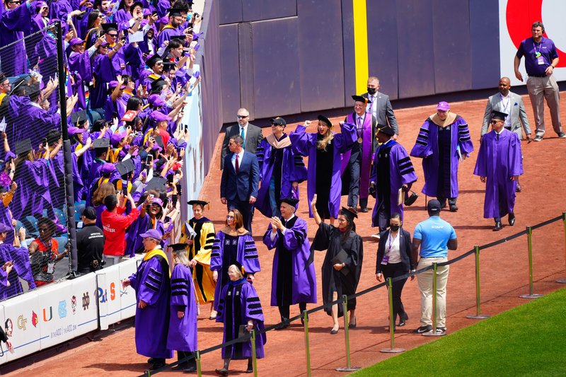 Taylor Swift at NYU Graduation Ceremony Class of 2022 — photo 183