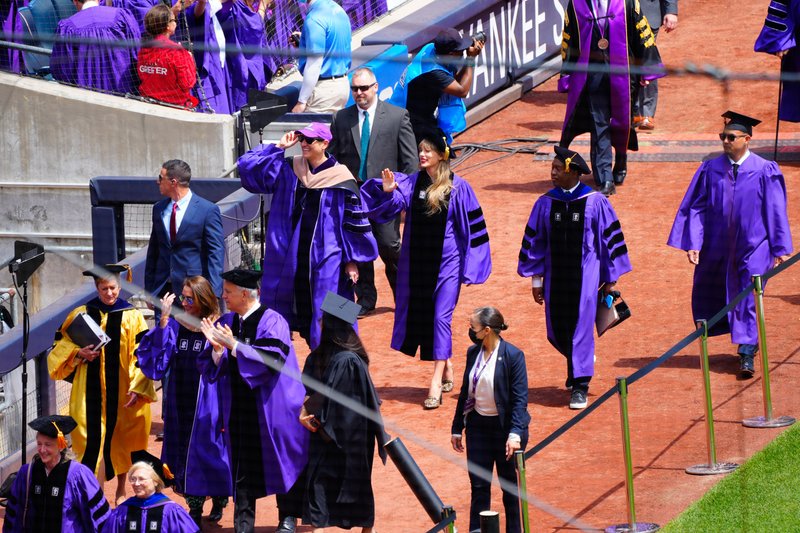 Taylor Swift at NYU Graduation Ceremony Class of 2022 — photo 184