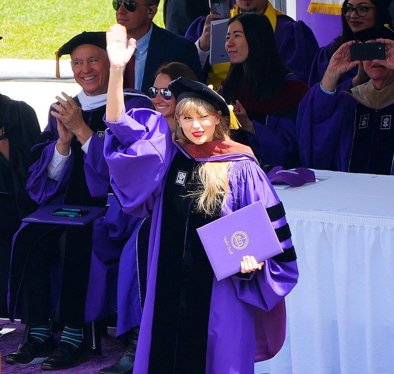 Taylor Swift at NYU Graduation Ceremony Class of 2022 — photo 185