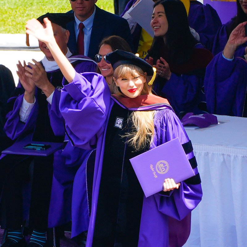 Taylor Swift at NYU Graduation Ceremony Class of 2022 — photo 186