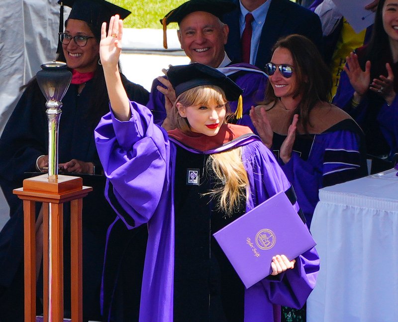Taylor Swift at NYU Graduation Ceremony Class of 2022 — photo 187