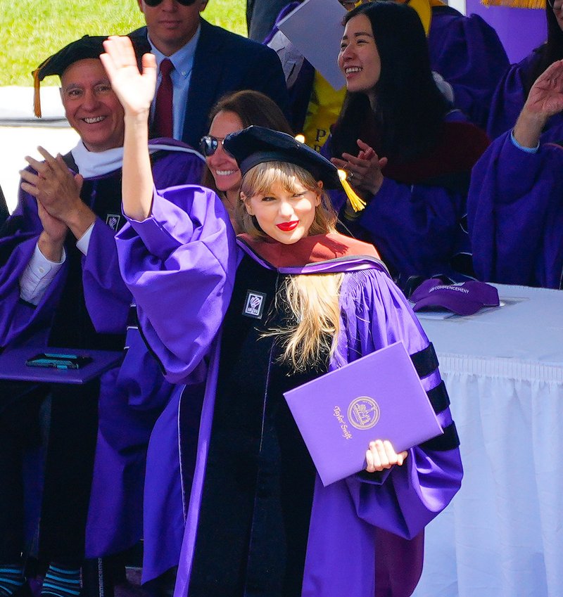 Taylor Swift at NYU Graduation Ceremony Class of 2022 — photo 189