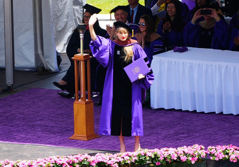 Taylor Swift at NYU Graduation Ceremony Class of 2022 — photo 190