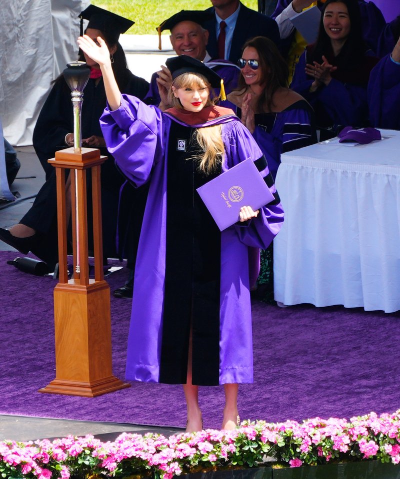 Taylor Swift at NYU Graduation Ceremony Class of 2022 — photo 191