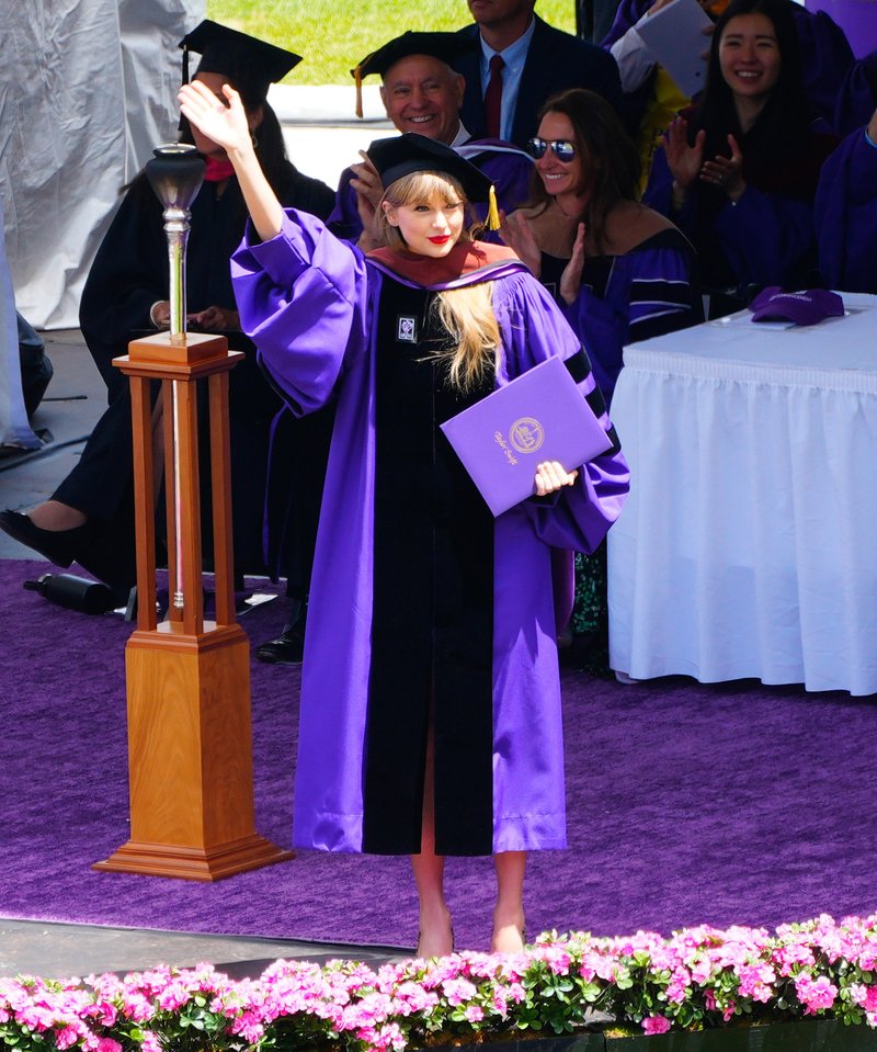 Taylor Swift at NYU Graduation Ceremony Class of 2022 — photo 192