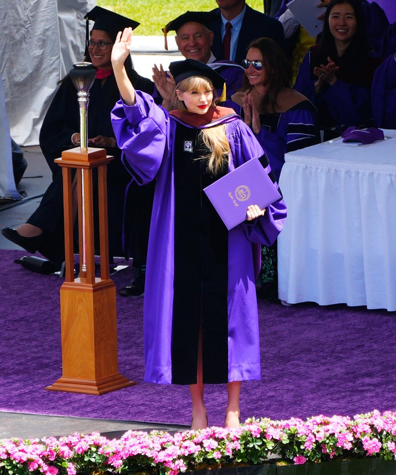 Taylor Swift at NYU Graduation Ceremony Class of 2022 — photo 193