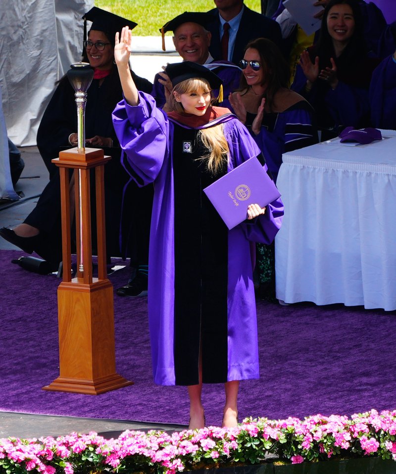 Taylor Swift at NYU Graduation Ceremony Class of 2022 — photo 194