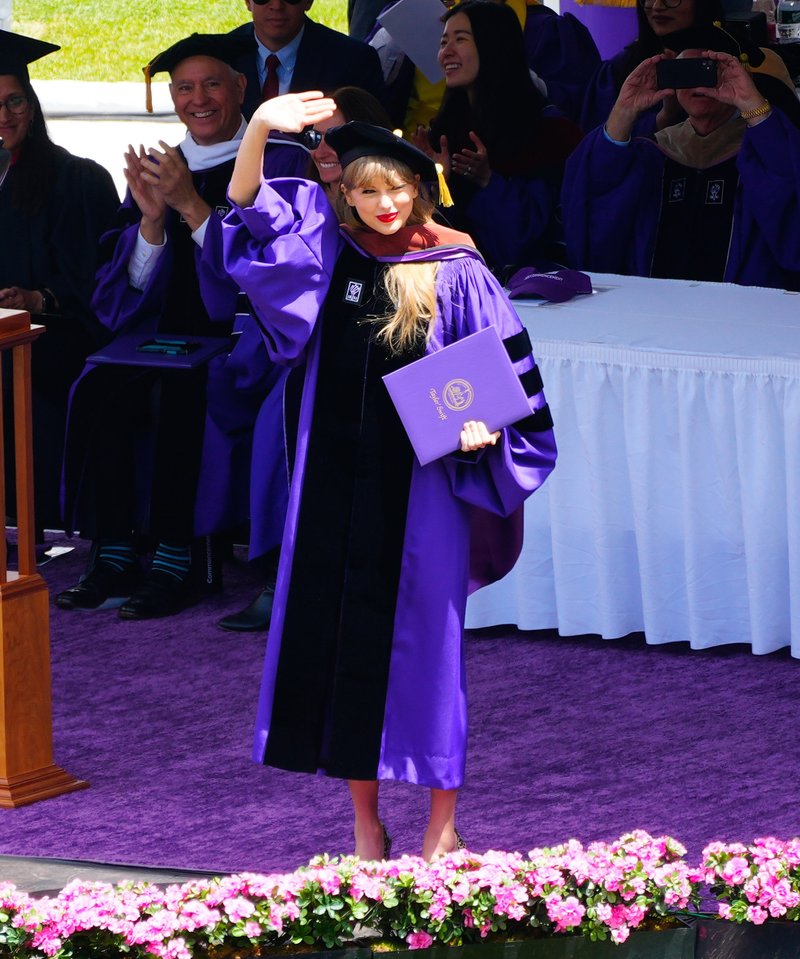 Taylor Swift at NYU Graduation Ceremony Class of 2022 — photo 195