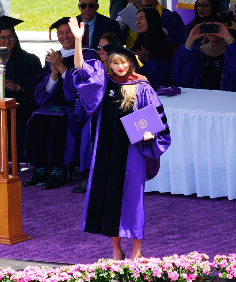 Taylor Swift at NYU Graduation Ceremony Class of 2022 — photo 196