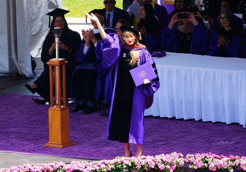 Taylor Swift at NYU Graduation Ceremony Class of 2022 — photo 197