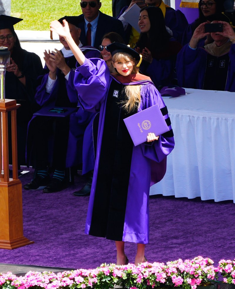 Taylor Swift at NYU Graduation Ceremony Class of 2022 — photo 198