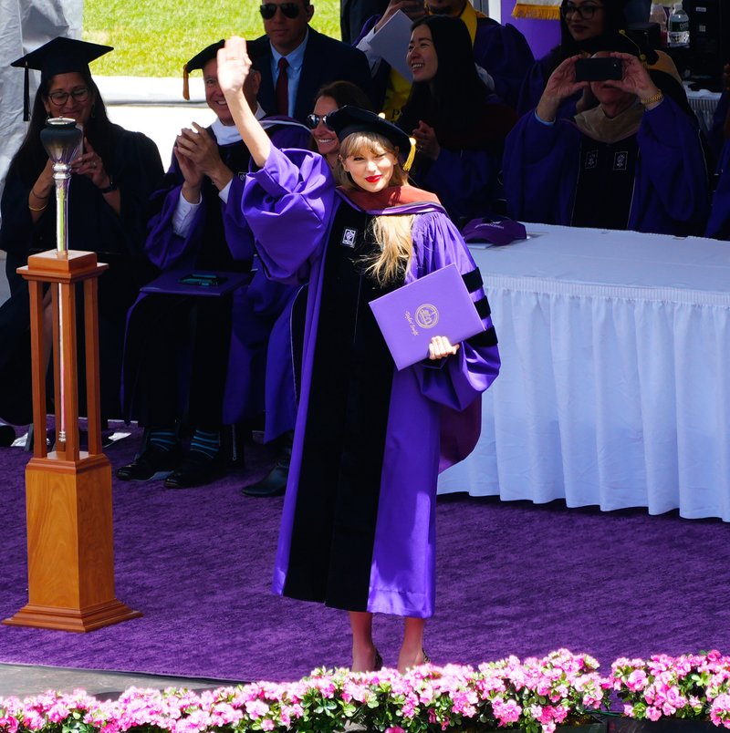 Taylor Swift at NYU Graduation Ceremony Class of 2022 — photo 199