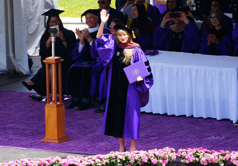 Taylor Swift at NYU Graduation Ceremony Class of 2022 — photo 200