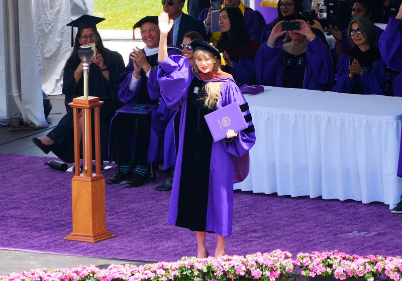 Taylor Swift at NYU Graduation Ceremony Class of 2022 — photo 201