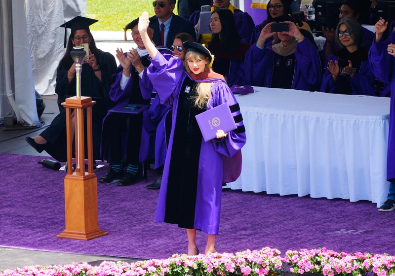 Taylor Swift at NYU Graduation Ceremony Class of 2022 — photo 202