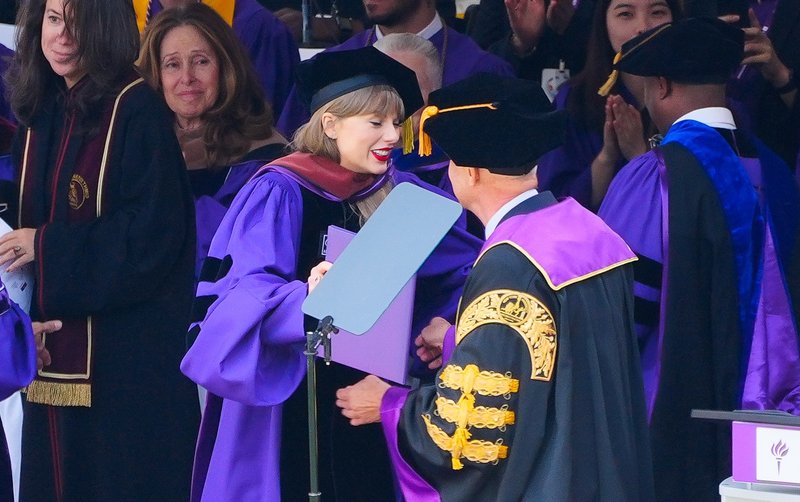 Taylor Swift at NYU Graduation Ceremony Class of 2022 — photo 203