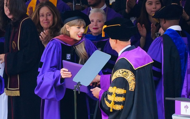 Taylor Swift at NYU Graduation Ceremony Class of 2022 — photo 204