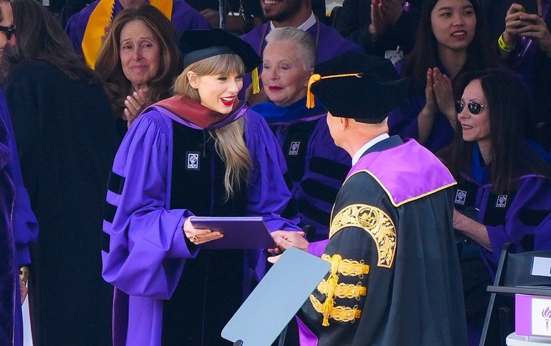 Taylor Swift at NYU Graduation Ceremony Class of 2022 — photo 206