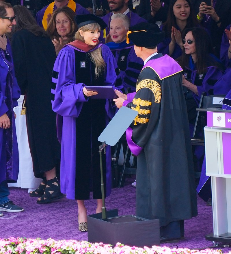 Taylor Swift at NYU Graduation Ceremony Class of 2022 — photo 207