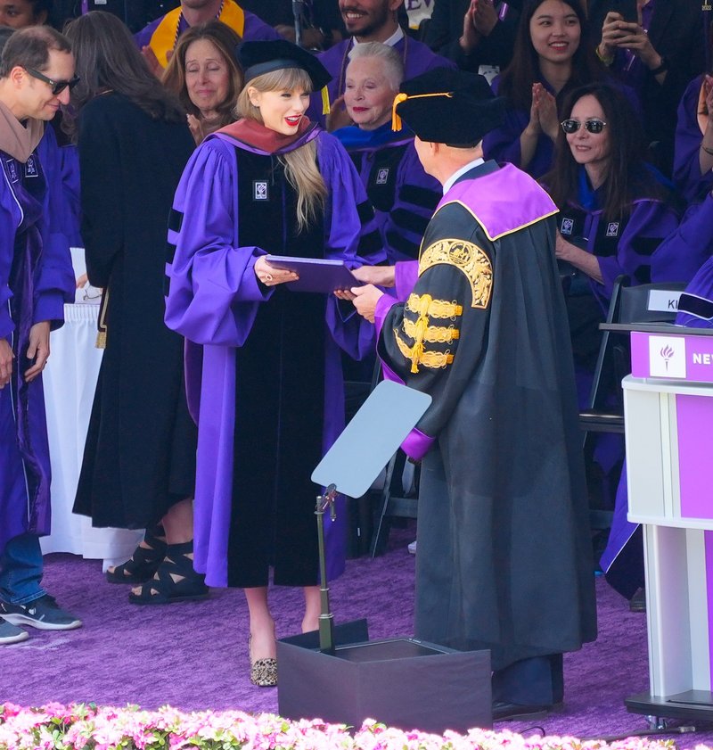 Taylor Swift at NYU Graduation Ceremony Class of 2022 — photo 208