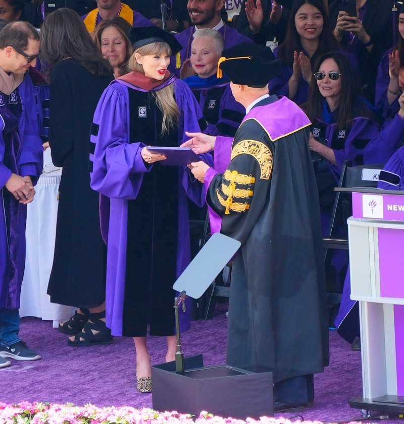 Taylor Swift at NYU Graduation Ceremony Class of 2022 — photo 209