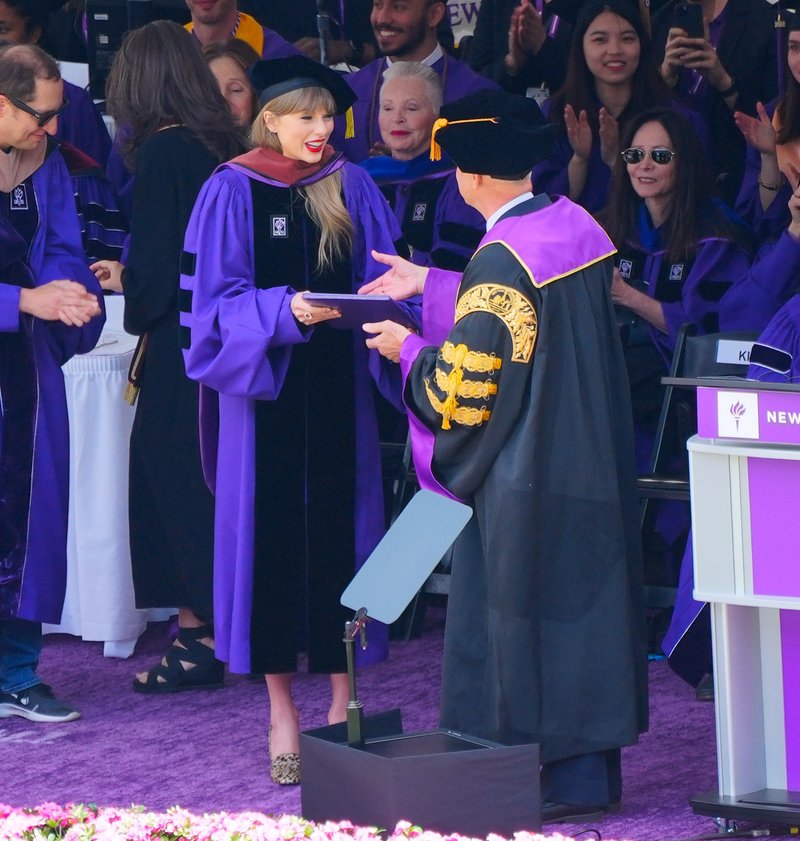 Taylor Swift at NYU Graduation Ceremony Class of 2022 — photo 210