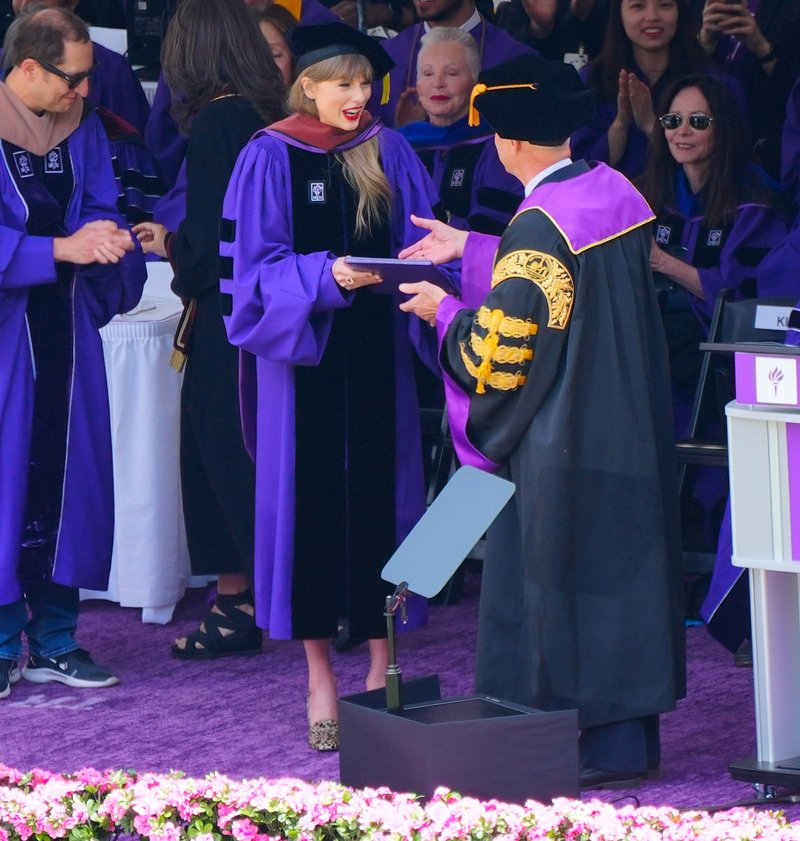 Taylor Swift at NYU Graduation Ceremony Class of 2022 — photo 211