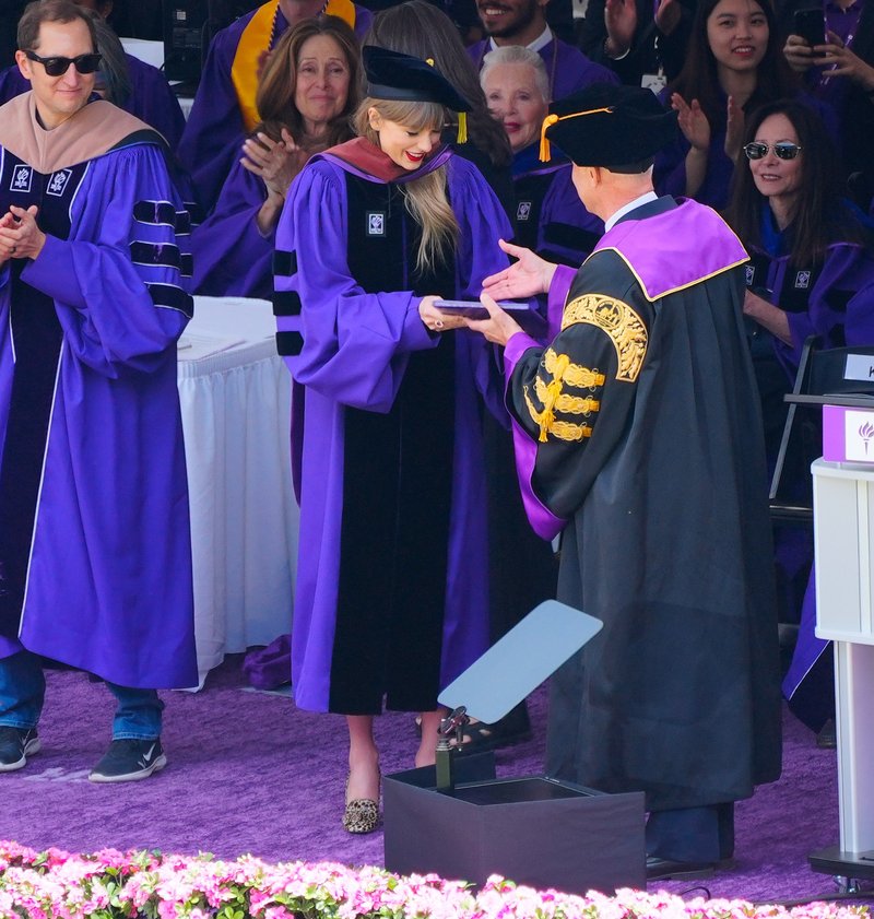 Taylor Swift at NYU Graduation Ceremony Class of 2022 — photo 212