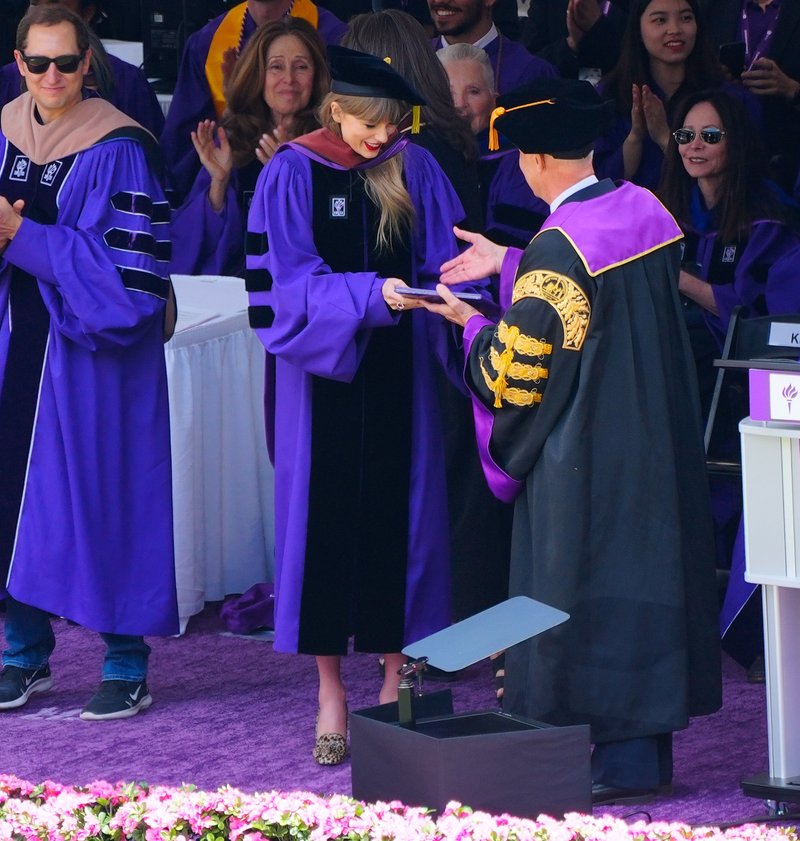 Taylor Swift at NYU Graduation Ceremony Class of 2022 — photo 213