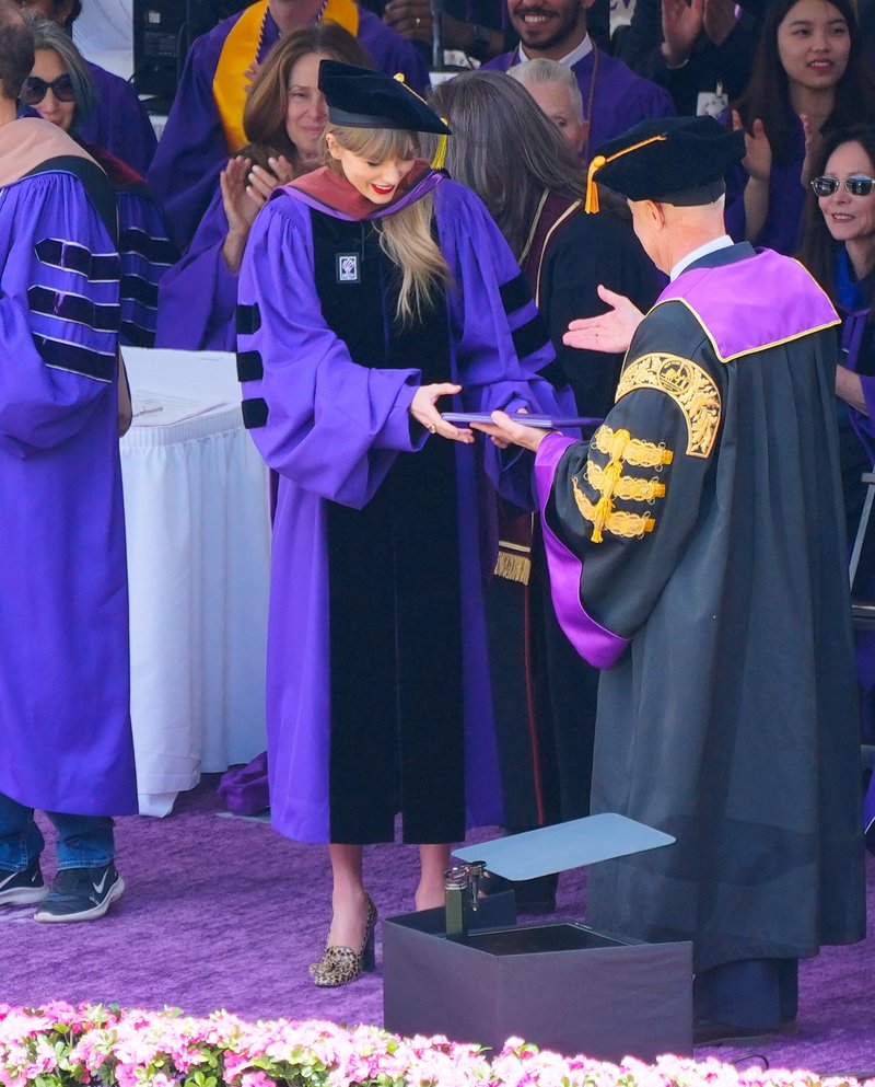 Taylor Swift at NYU Graduation Ceremony Class of 2022 — photo 214