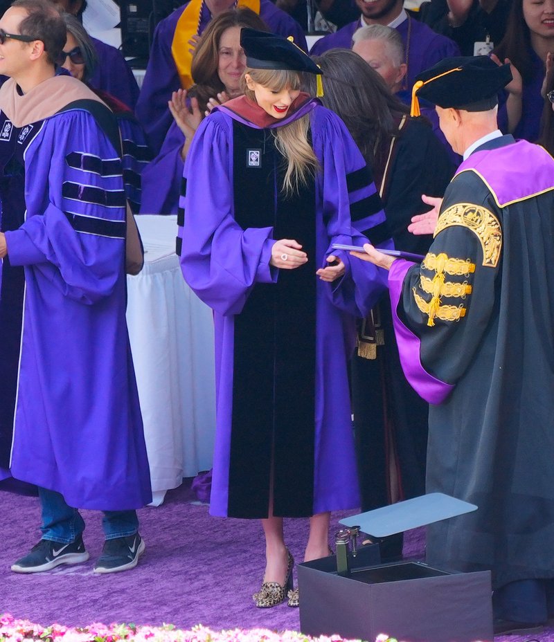 Taylor Swift at NYU Graduation Ceremony Class of 2022 — photo 215