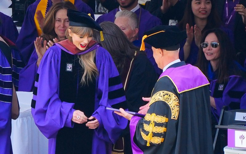 Taylor Swift at NYU Graduation Ceremony Class of 2022 — photo 216