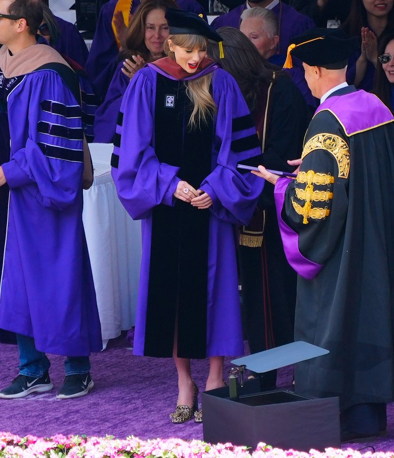 Taylor Swift at NYU Graduation Ceremony Class of 2022 — photo 217