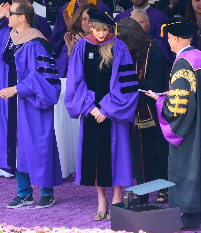 Taylor Swift at NYU Graduation Ceremony Class of 2022 — photo 218