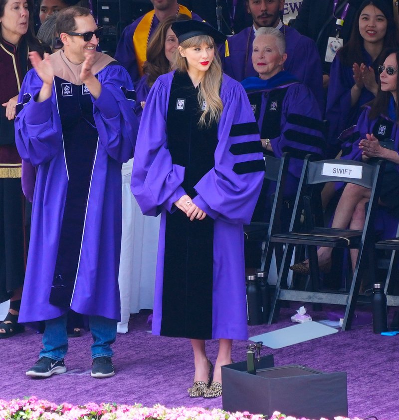 Taylor Swift at NYU Graduation Ceremony Class of 2022 — photo 219