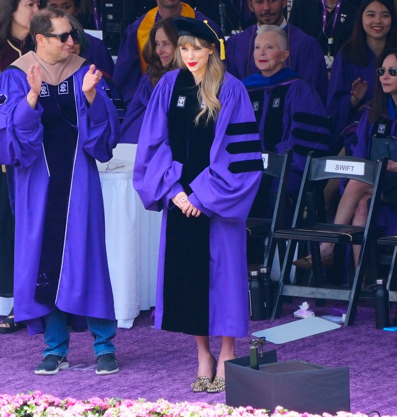 Taylor Swift at NYU Graduation Ceremony Class of 2022 — photo 220
