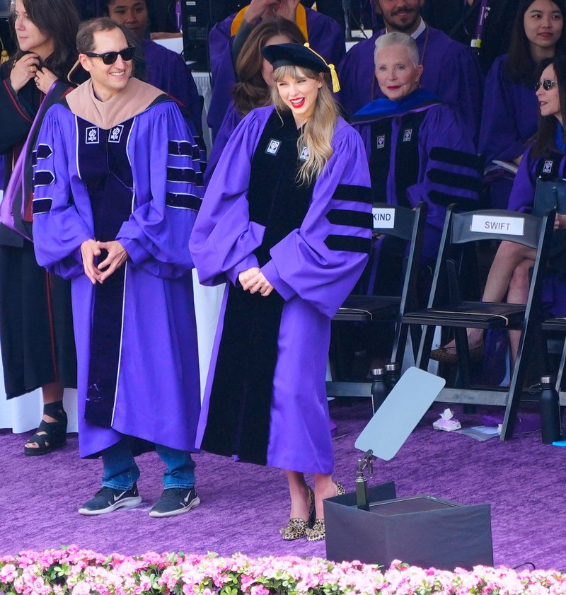 Taylor Swift at NYU Graduation Ceremony Class of 2022 — photo 222