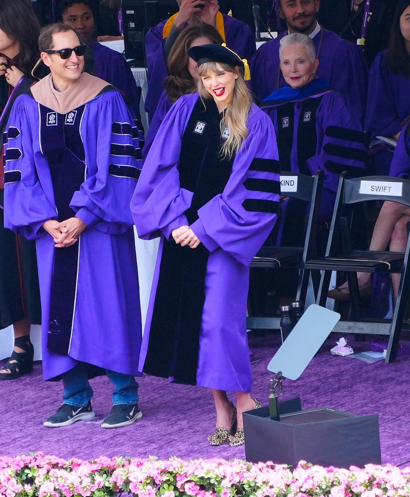 Taylor Swift at NYU Graduation Ceremony Class of 2022 — photo 223