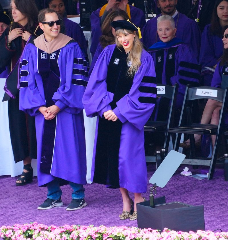 Taylor Swift at NYU Graduation Ceremony Class of 2022 — photo 224