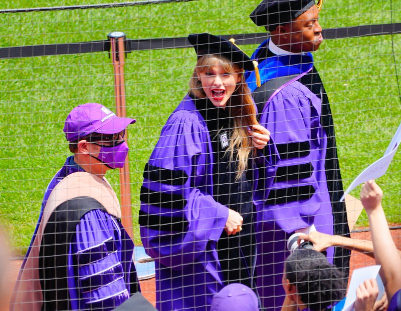 Taylor Swift at NYU Graduation Ceremony Class of 2022 — photo 225