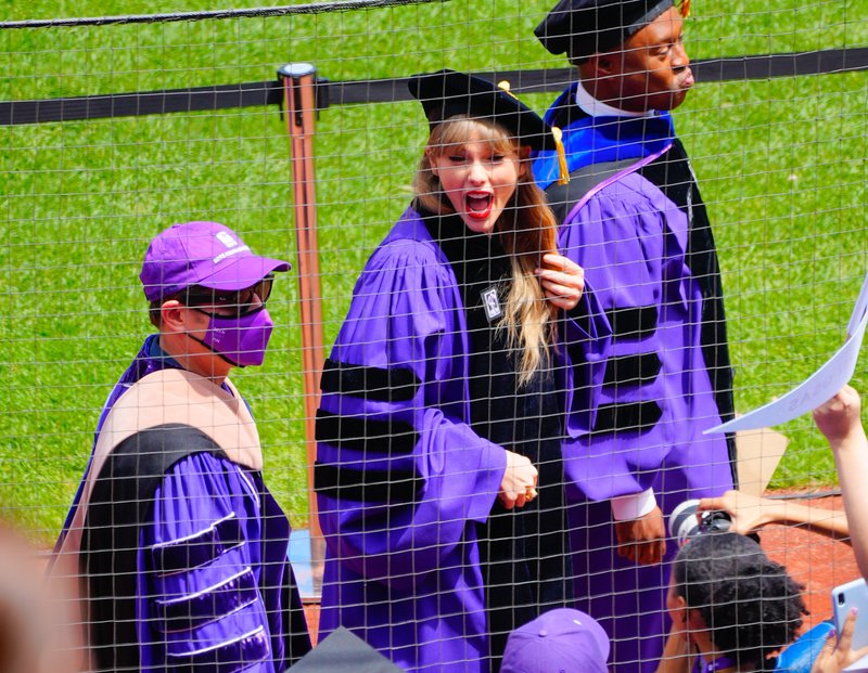 Taylor Swift at NYU Graduation Ceremony Class of 2022 — photo 226