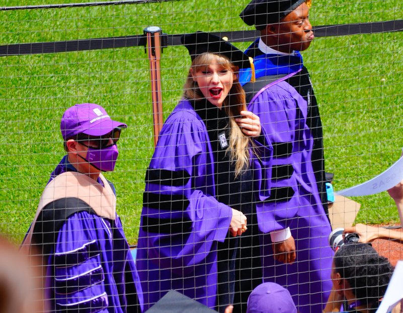 Taylor Swift at NYU Graduation Ceremony Class of 2022 — photo 228