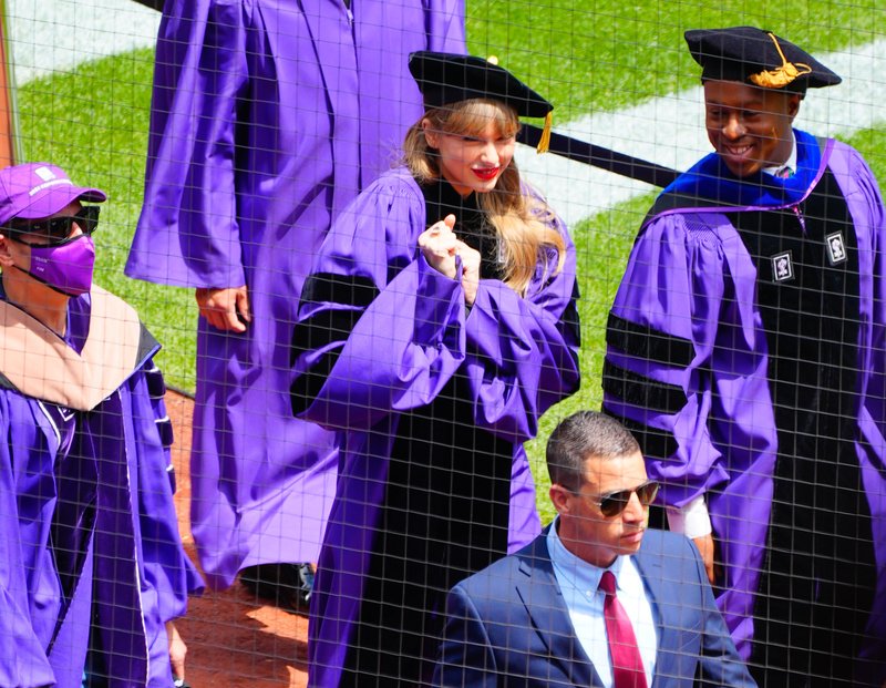 Taylor Swift at NYU Graduation Ceremony Class of 2022 — photo 229