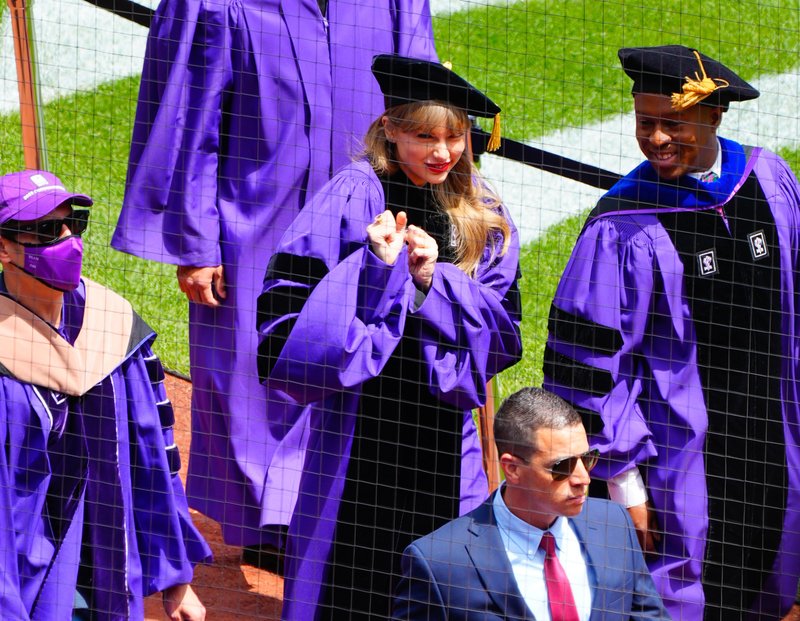 Taylor Swift at NYU Graduation Ceremony Class of 2022 — photo 230